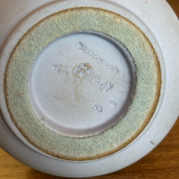 Wedgwood Light Blue Jasperware Table Lighter with White Relief - Picture 4 of 6